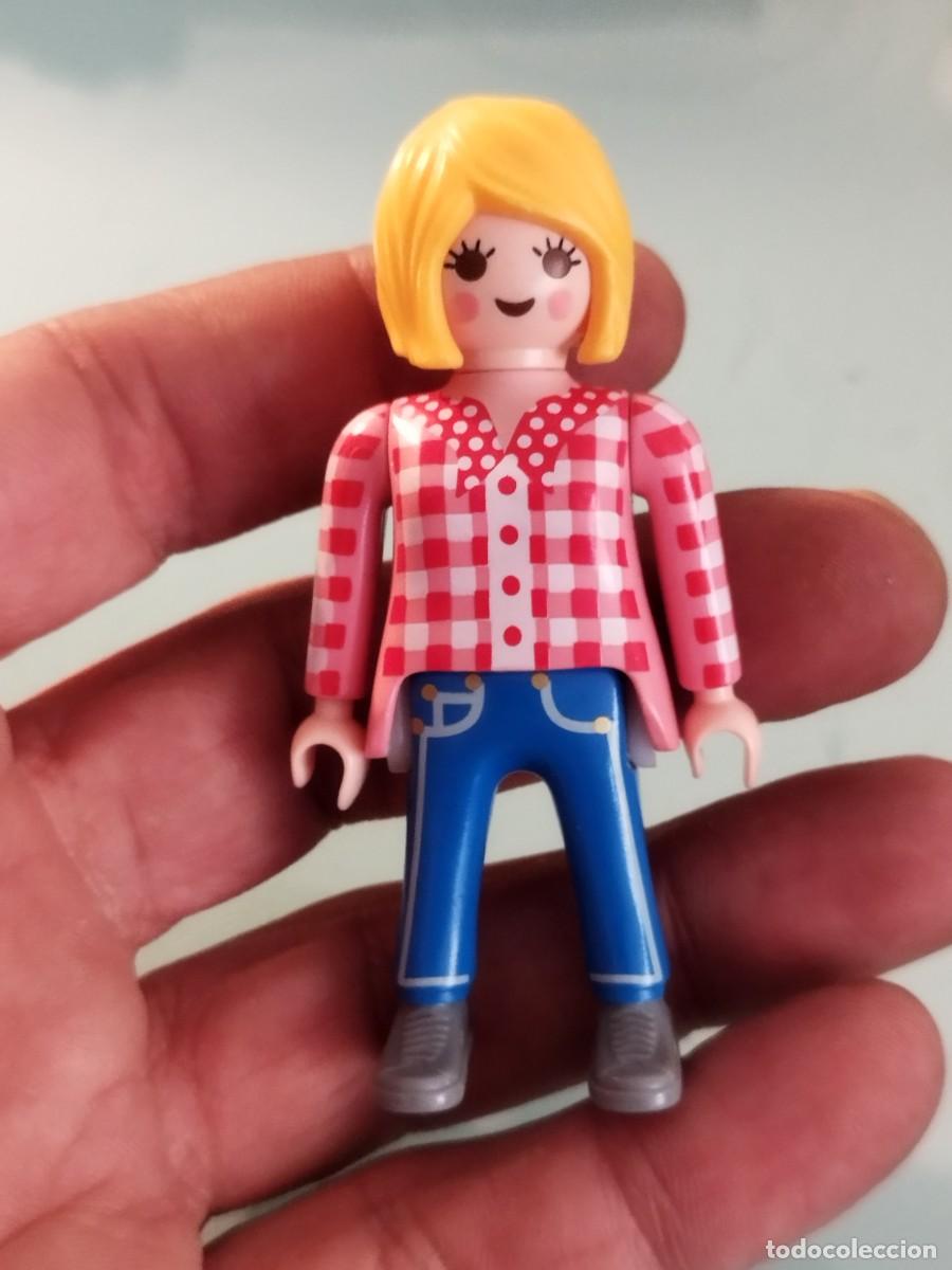 Playmobil: Figura Playmobil. Chica con pelo corto rubio, camisa de cuadros rojo y blanco y pantalones vaqueros.