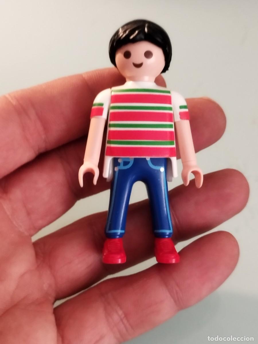 Playmobil: Figura Playmobil. Chico moreno camiseta de rayas rojas y verdes, pantalones vaqueros azules.