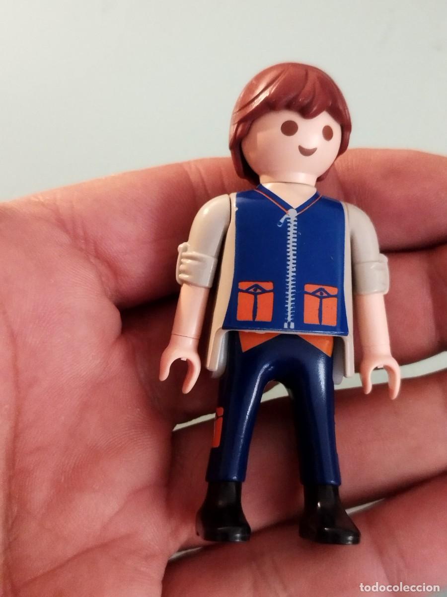 Playmobil: Figura Playmobil. Trabajador, operario o t&eacute;cnico con chaleco azul y bolsillos naranjas.