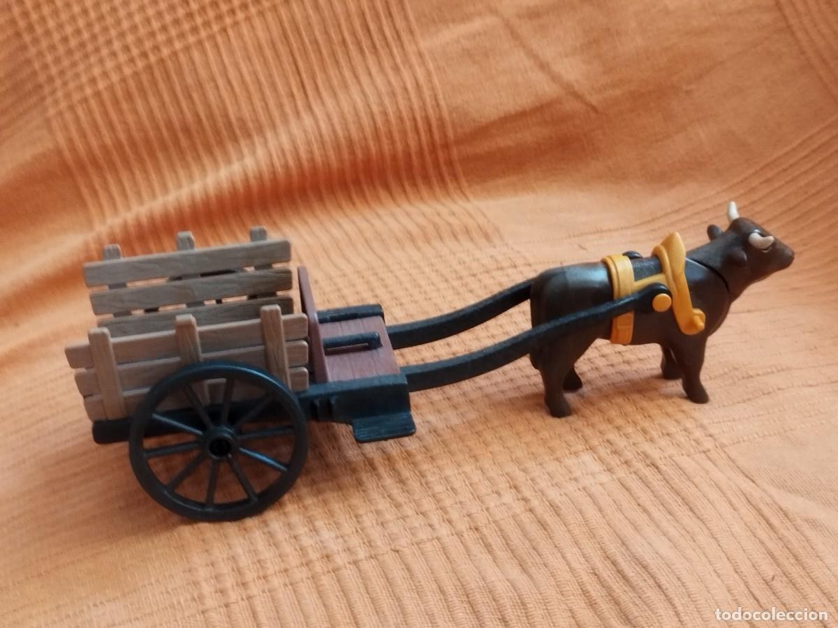 Playmobil: Figura Playmobil. Carro de madera tirado por un buey o toro marr&oacute;n.