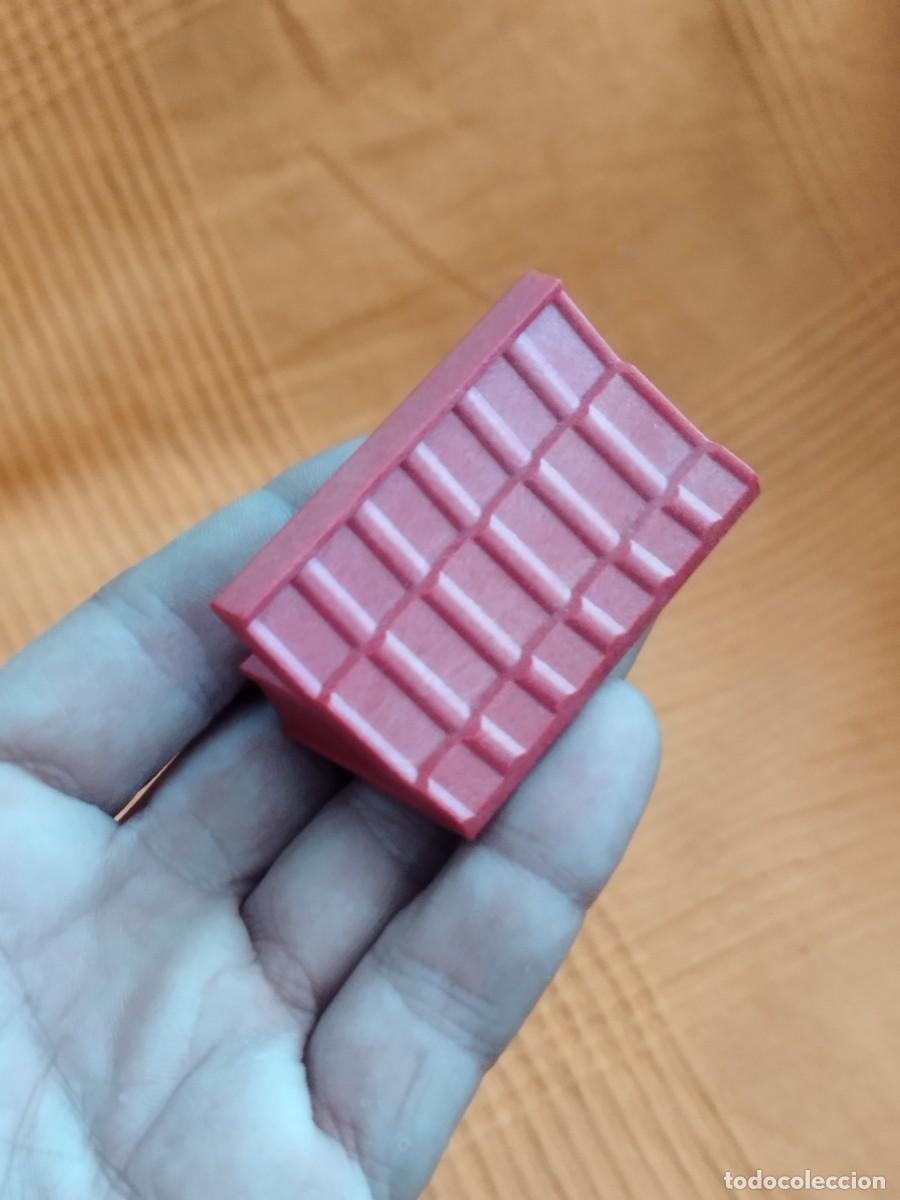 Playmobil: Pieza montaje a identificar. Parte de tejado de color rojo.
