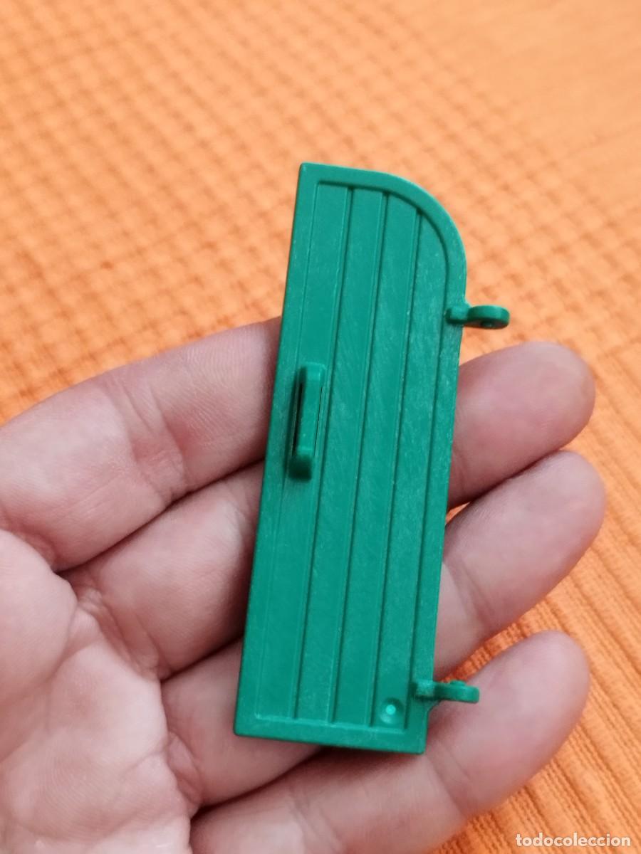 Playmobil: Figura Playmobil, puerta o porton verde. Granja, establos.
