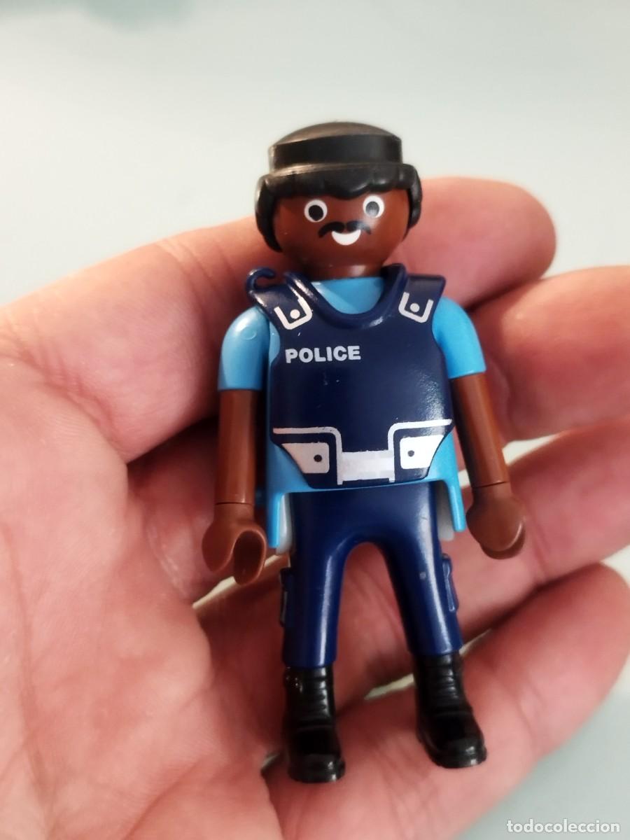 Playmobil: Figura Playmobil. Agente de polic&iacute;a con chaleco t&aacute;ctico.