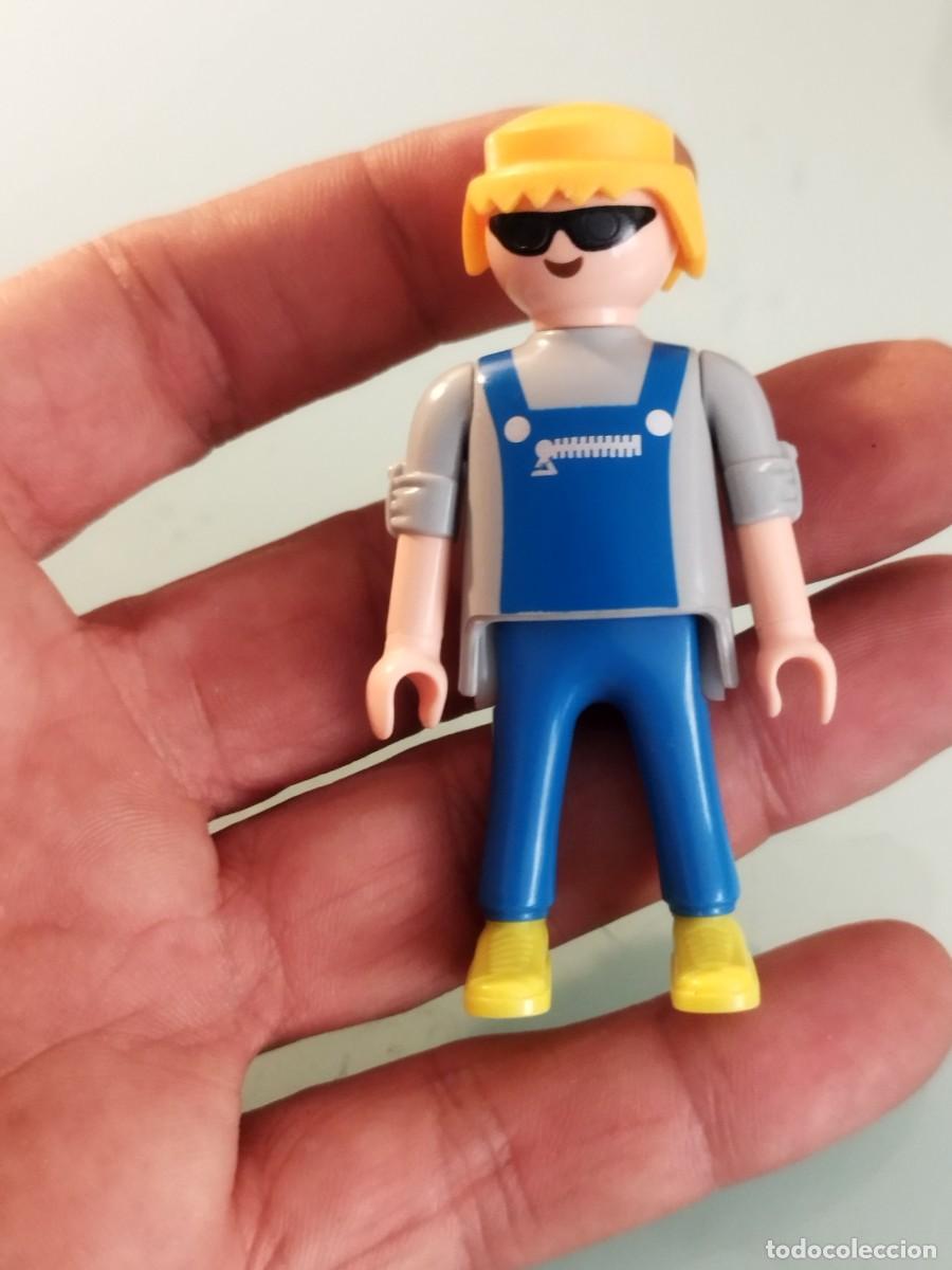 Playmobil: Figura Playmobil. Trabajador, operario o limpiador. peto azul sobre camisa gris, gorra y zapatos.