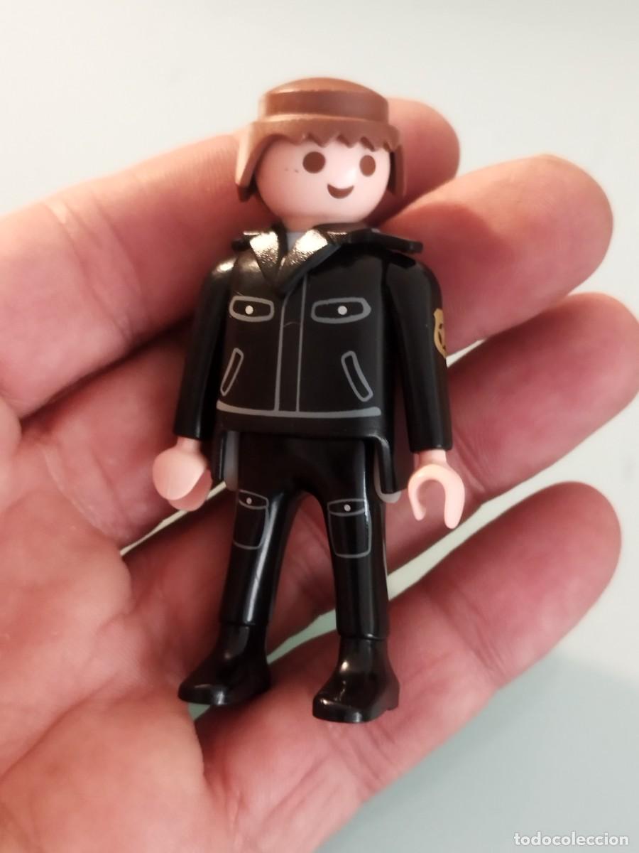 Playmobil: Figura Playmobil. Agente de polic&iacute;a con uniforme negro y detalles grises.