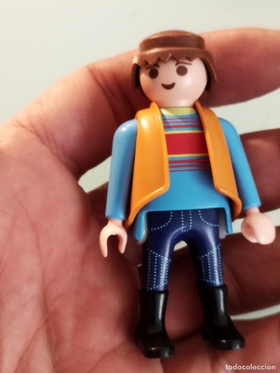 Playmobil: Figura Playmobil. Chico con chaleco naranja y un jersey de rayas. City Life o granja. Operario.