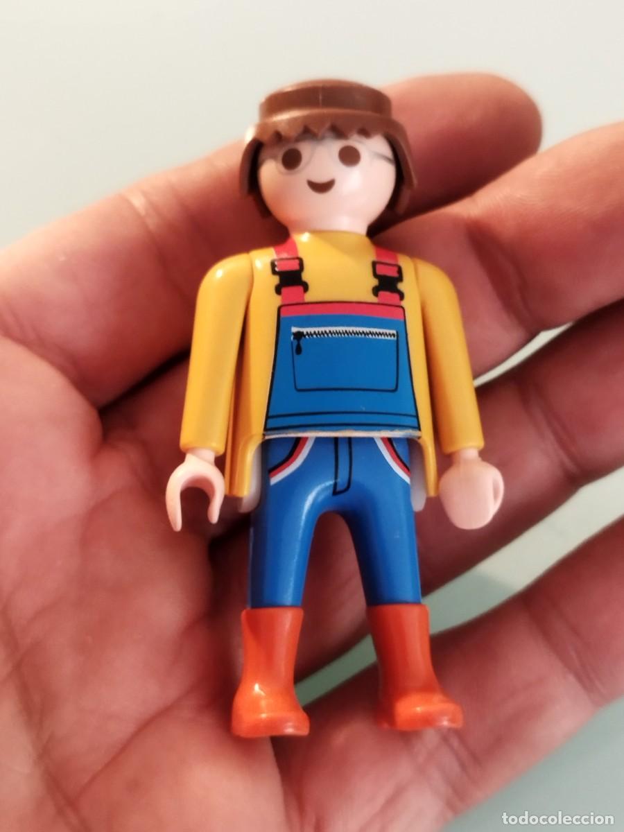 Playmobil: Figura Playmobil. Chico Operario o trabajador, camisa amarilla, peto azul y botas naranjas.