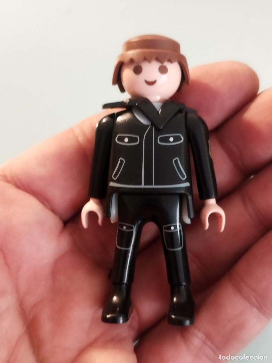 Playmobil: Figura Playmobil. Agente de polic&iacute;a en color negro con detalles plateados.