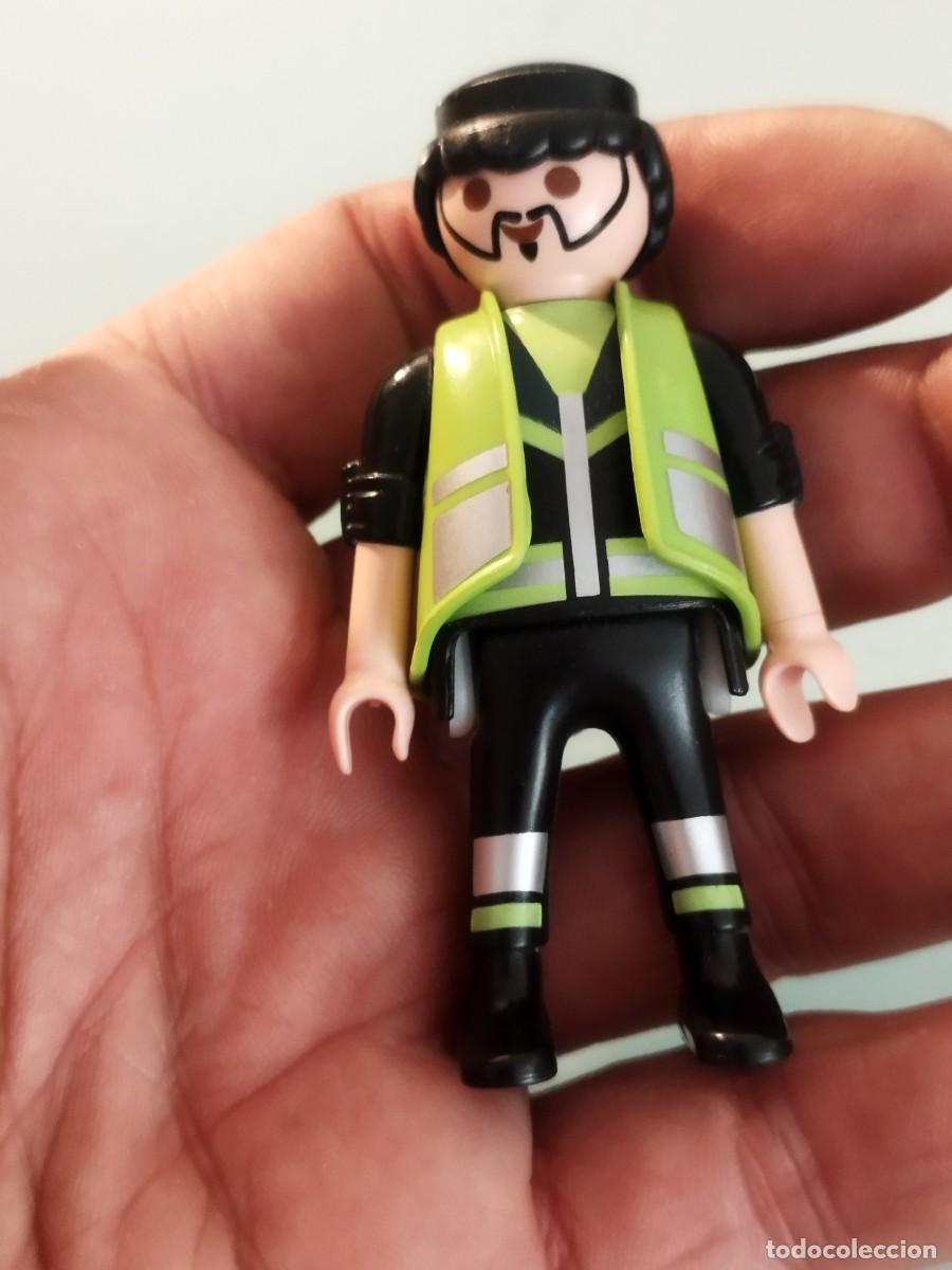 Playmobil: Figura Playmobil. Operario o trabajador de servicios urbanos/reciclaje. Con chaleco refrescante.