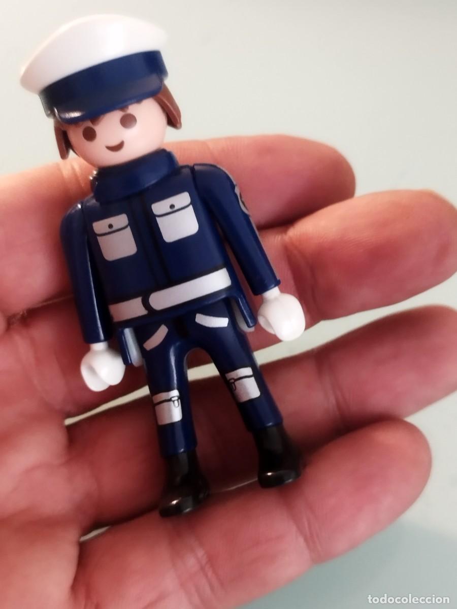 Playmobil: Figura Playmobil. Agente de polic&iacute;a, uniforme azul oscuro y gorra de plato blan