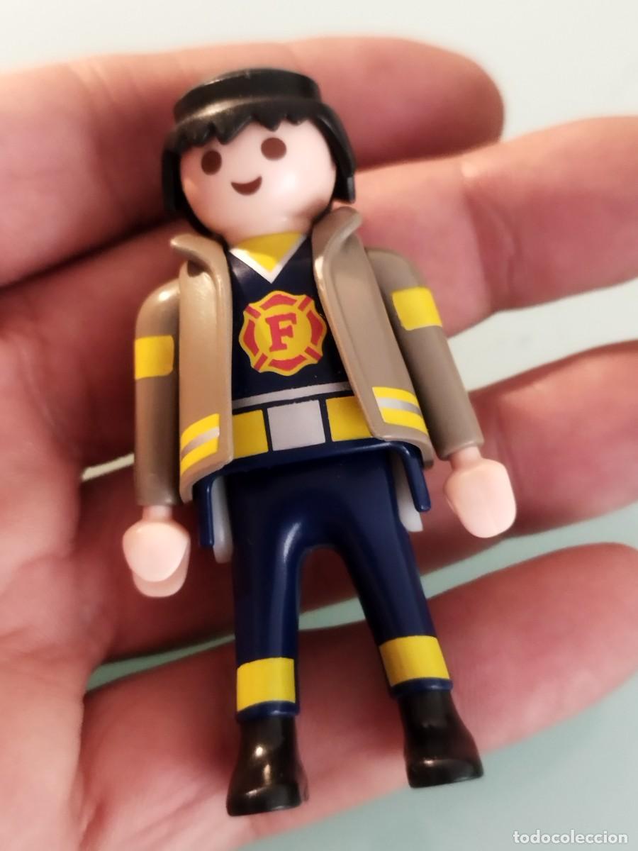 Playmobil: Figura Playmobil. Bombero con chaqueta ign&iacute;fuga.