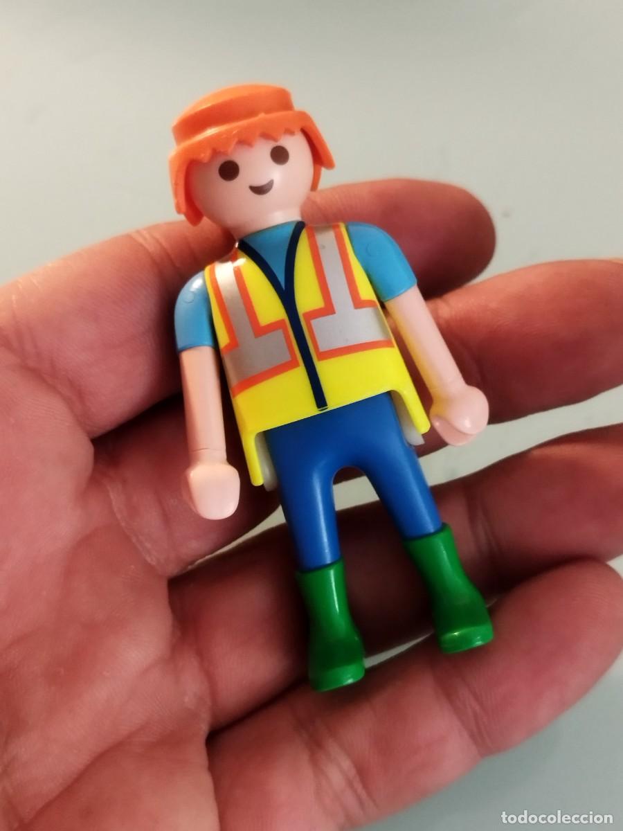 Playmobil: Figura Playmobil. Operario o trabajador chaleco reflectante y botas verdes.