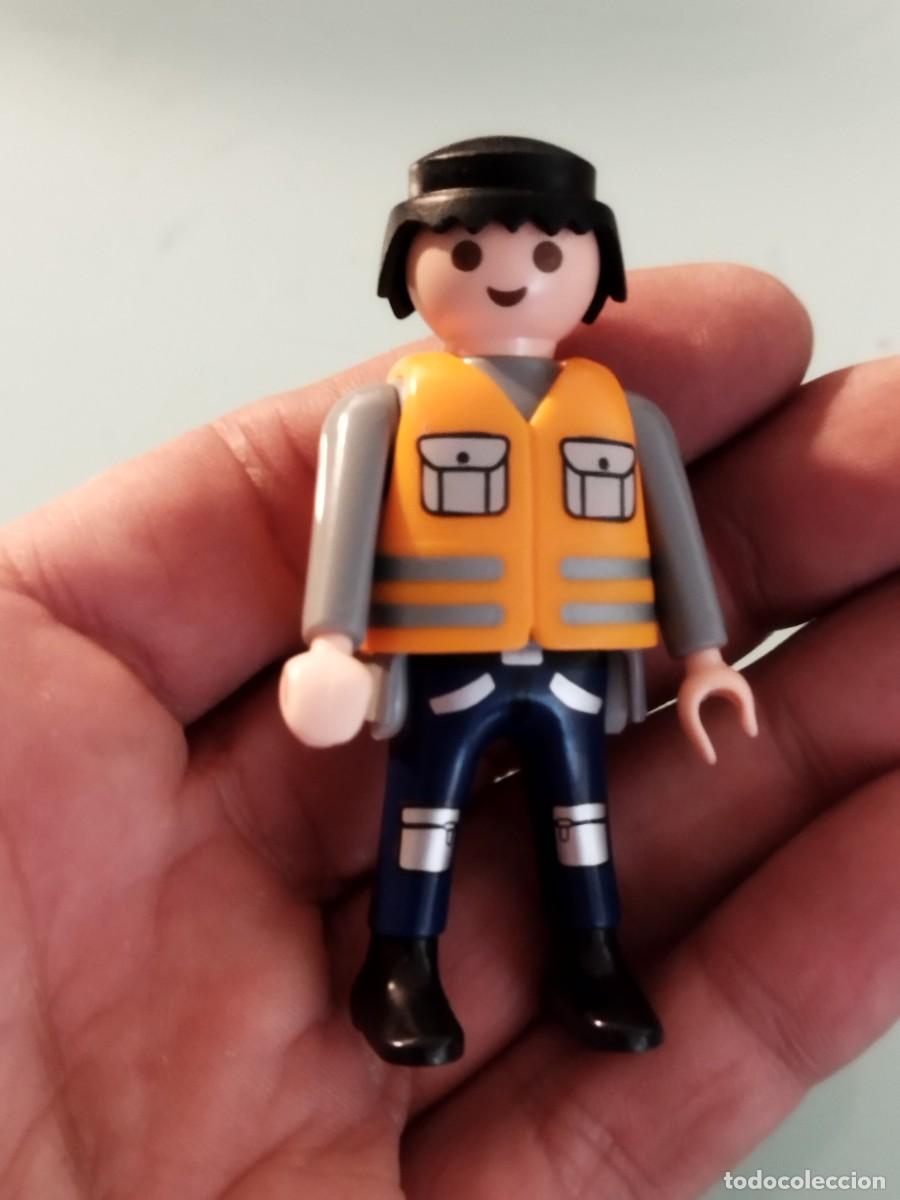 Playmobil: Figura Playmobil. trabajador u operario de pista de aeropuerto (asistente de tierra) con un chaleco.