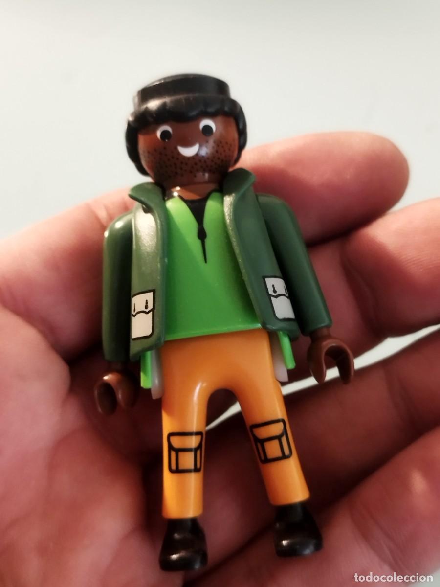 Playmobil: Figura Playmobil. Chico de color de safari o aventura. Con chaleco.