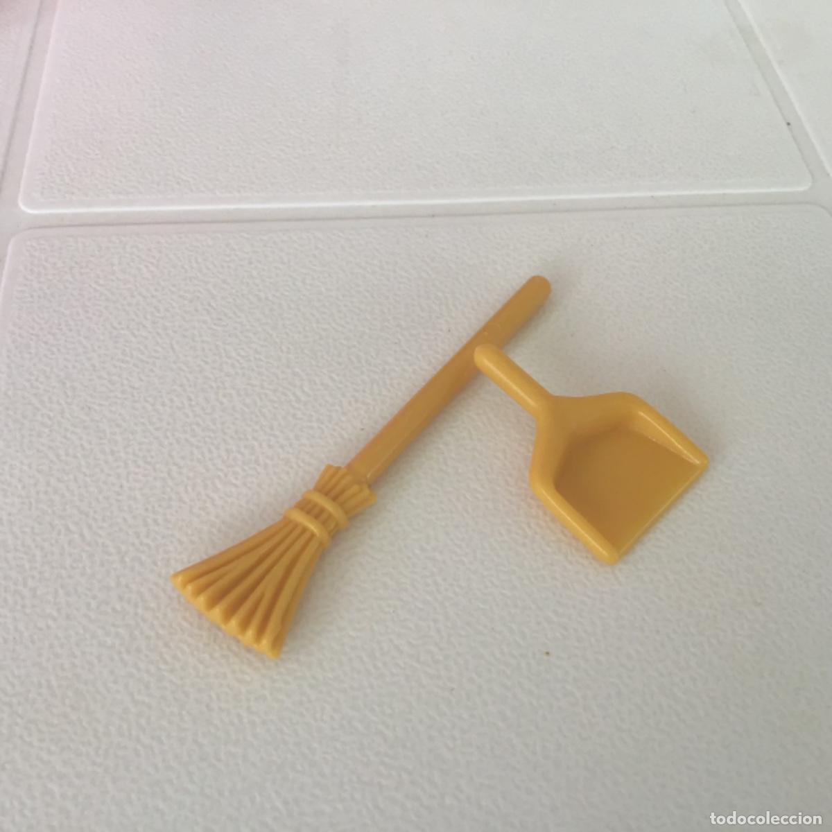 Playmobil: Playmobil Lote escoba con recogedor amarillo oscuro, granja, medieval, city. N1