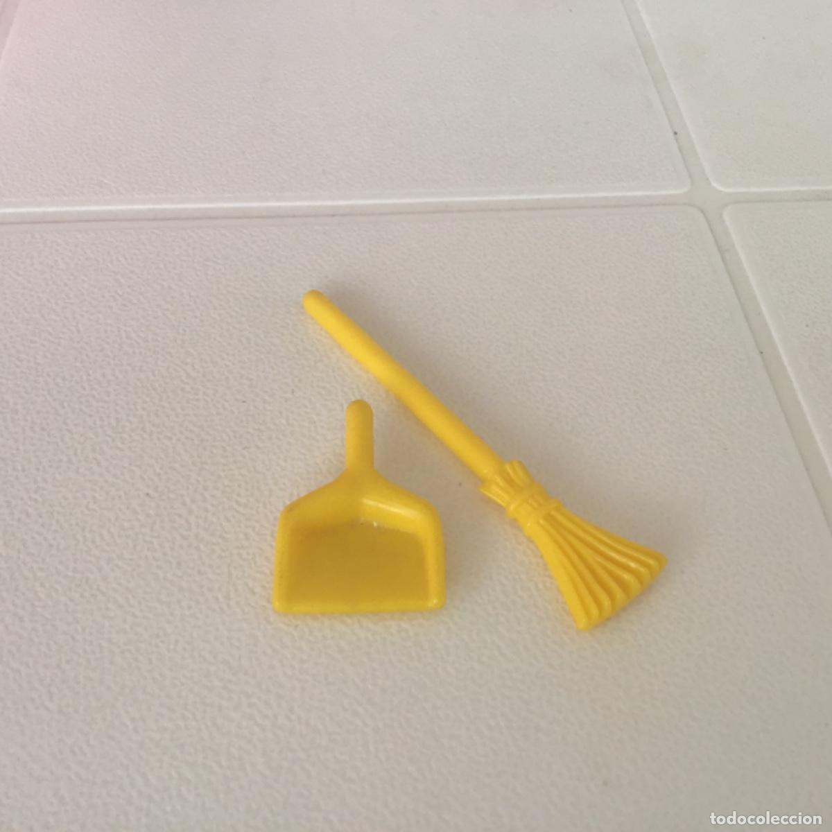 Playmobil: Playmobil Lote escoba con recogedor amarillo, granja, medieval, city. N4