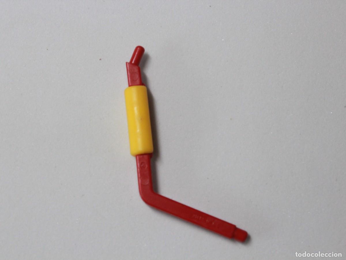 Playmobil: Accesorio Playmobil manivela roja con empu&ntilde;adura amarilla