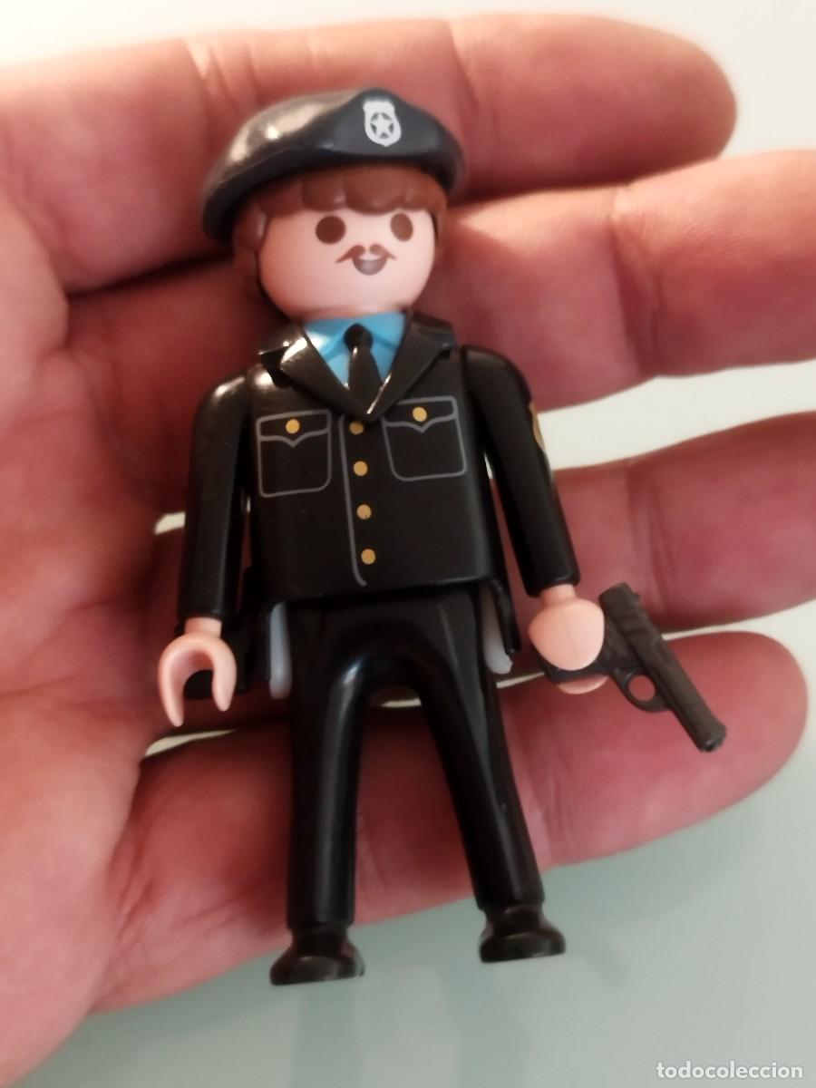 Playmobil: Figura Playmobil. Agente de polic&iacute;a con boina y pistola. Con bigote