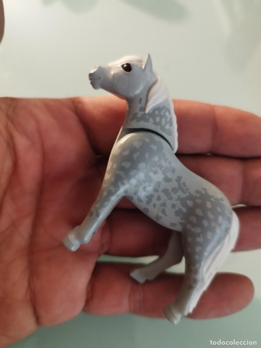 Playmobil: Figura Playmobil. Caballo gris moteado con crin y cola blanca.