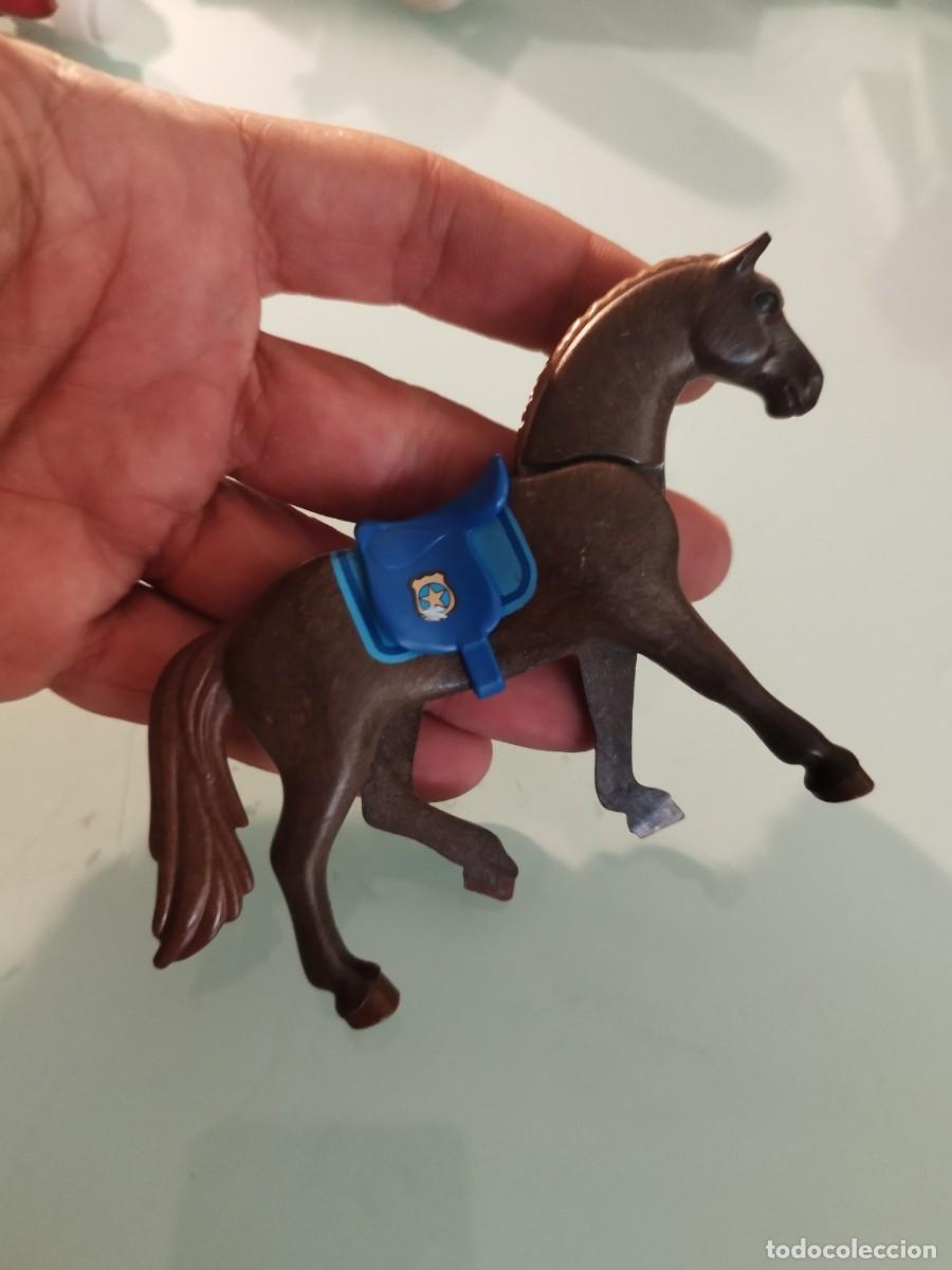 Playmobil: Figura Playmobil. Caballo marr&oacute;n con manta de color azul y silla de montar de polic&iacute;a.
