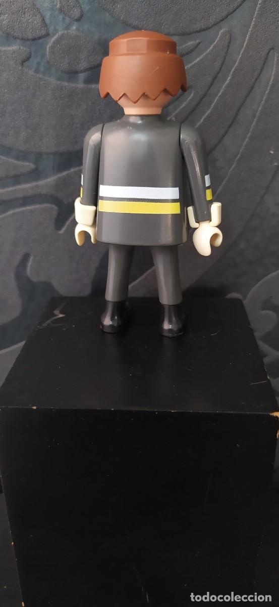 Playmobil: PLAYMOBIL BOMBERO SIN ACCESORIOS - Foto 2