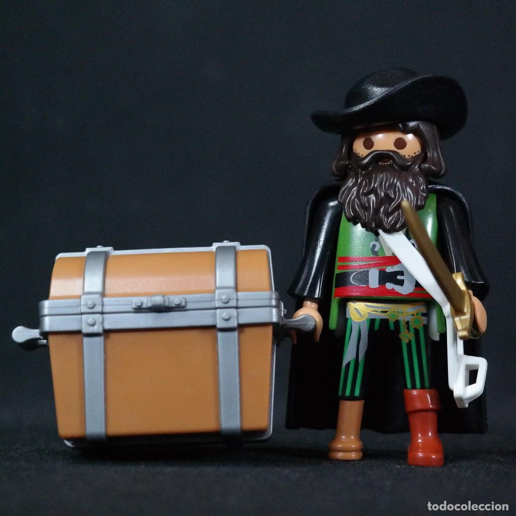 Playmobil: Playmobil pirata con capa larga y baul ☼