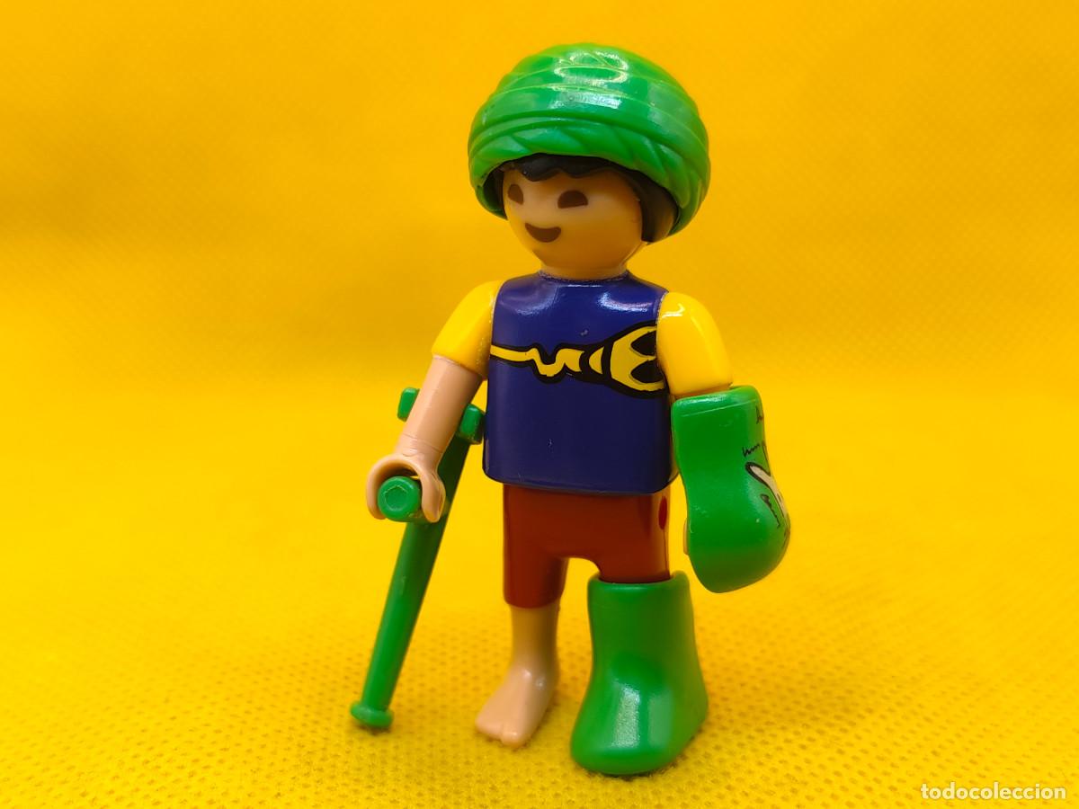 Playmobil: Playmobil Ni&ntilde;o con escayolas verdes
