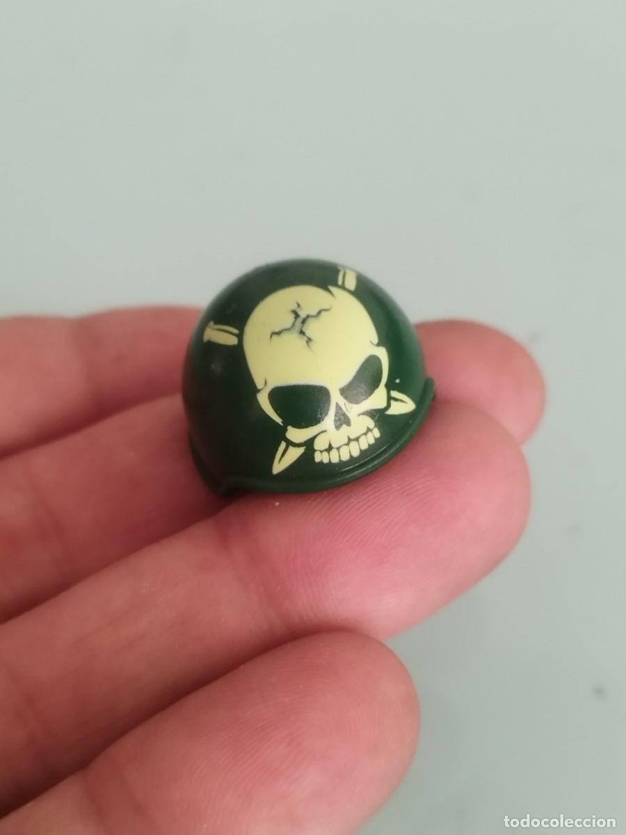Playmobil: Playmobil, Casco de moto tipo Jet. color verde con un estampado de calavera en la parte delantera.