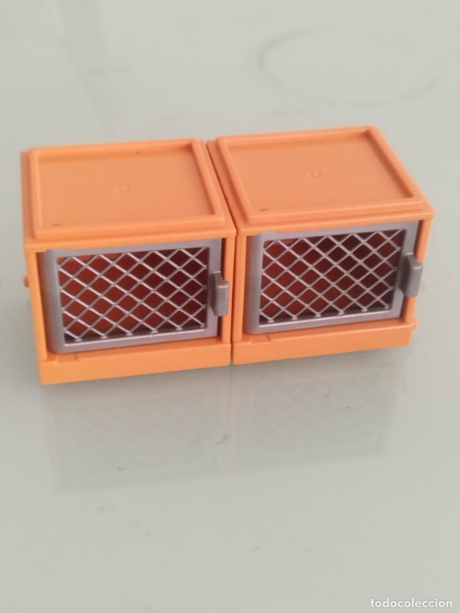 Playmobil: Figura Playmobil. Dos conejeras de color naranja con puerta de rejilla met&aacute;lica gris.