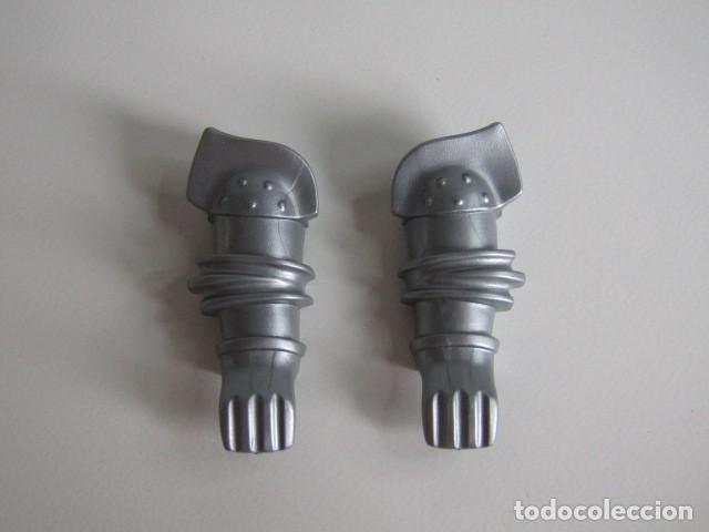 Playmobil: DIFICIL PAREJA DE CUBREBRAZOS ARMADURA PLATEADA CABALLERO MEDIEVAL ANTIGUO PLAYMOBIL