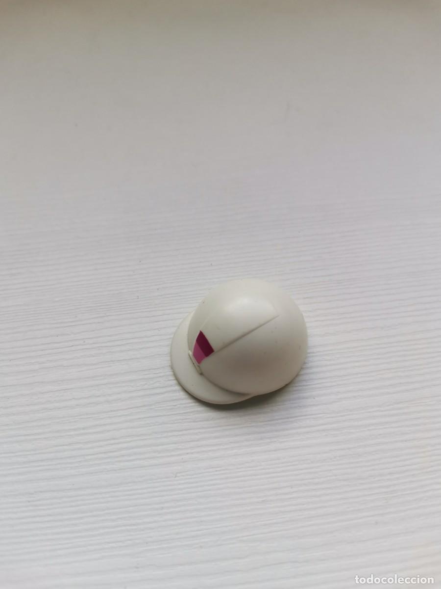 Playmobil: PLAYMOBIL GORRA CASCO DE EQUITACI&Oacute;N BLANCO