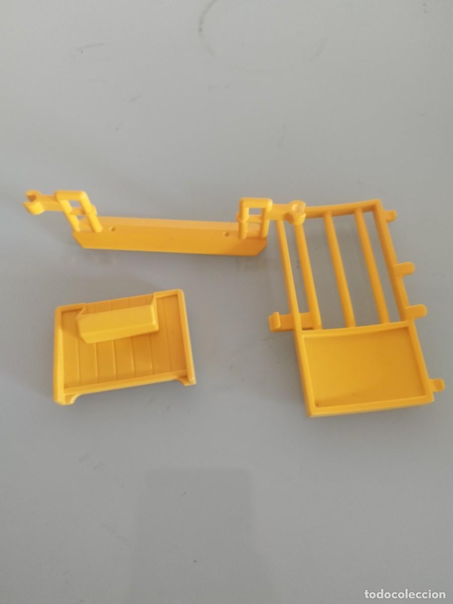 Playmobil: Figura Playmobil. Conjunto piezas de granja o establo. Como una puerta reja y separadores o vallas).