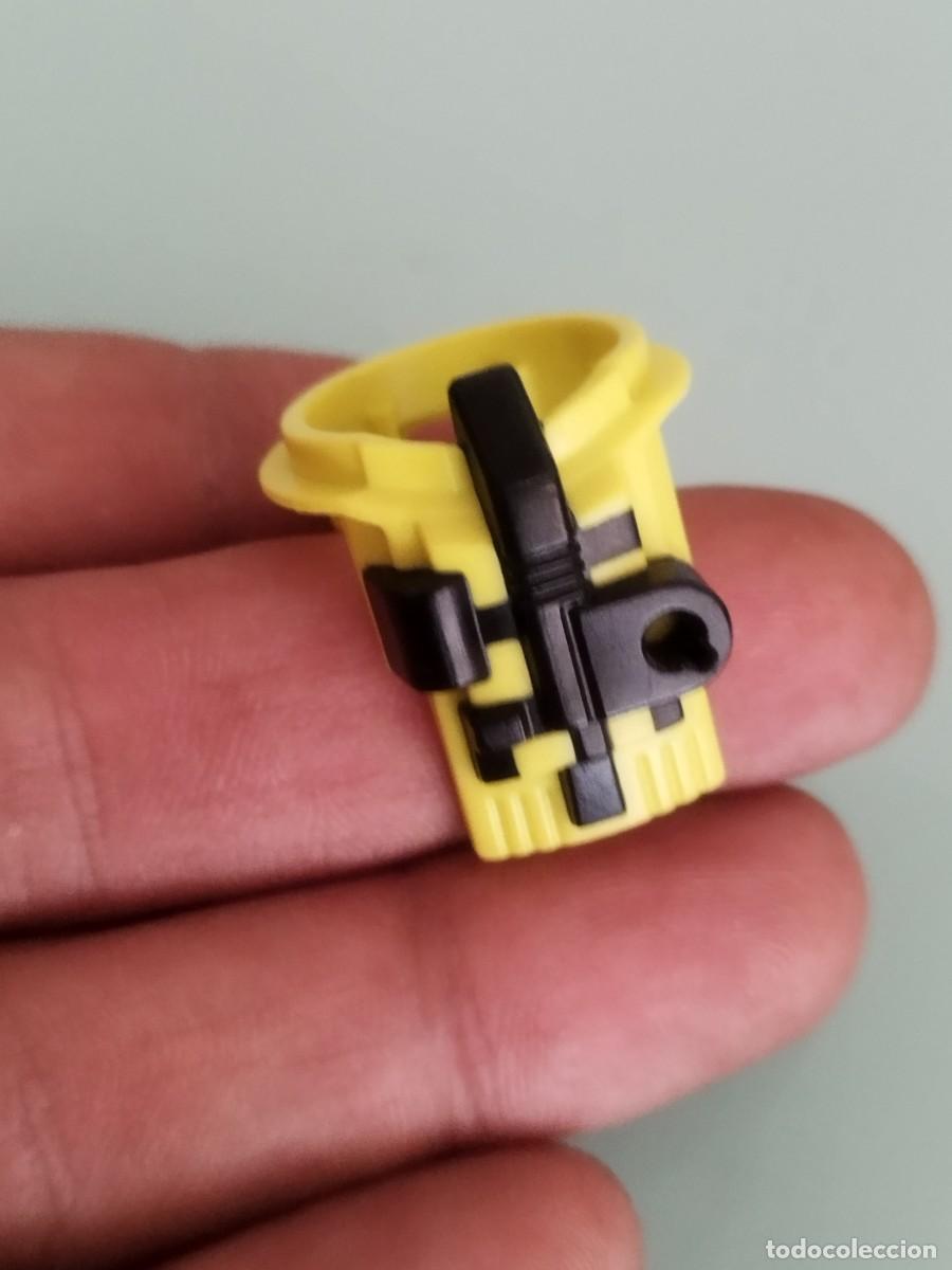Playmobil: Figura Playmobil. peto o soporte de traje espacial o de buceo de color amarillo y negro.