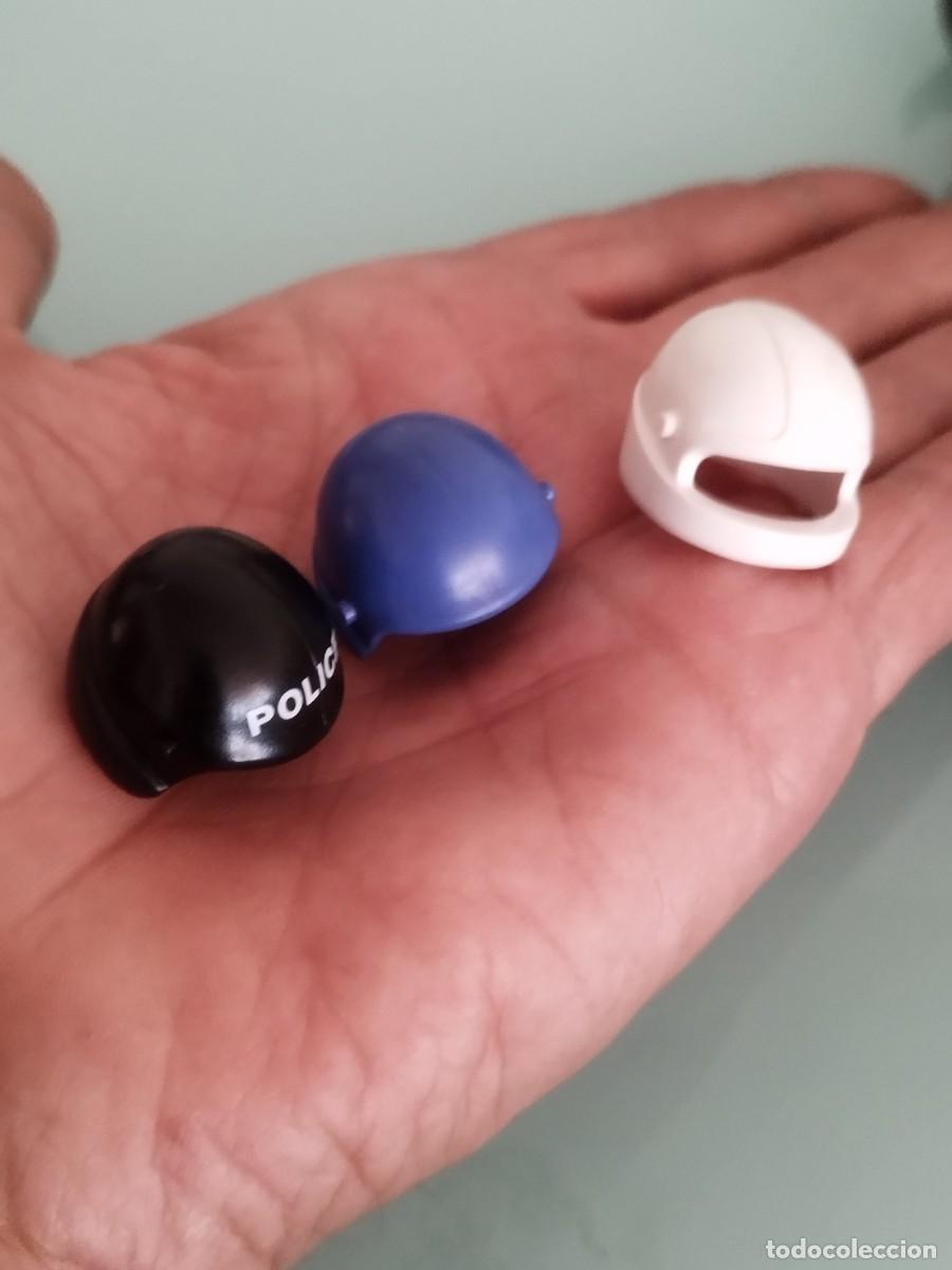Playmobil: Figura Playmobil. 3 cascos de policia motorista. Sin pantallas.