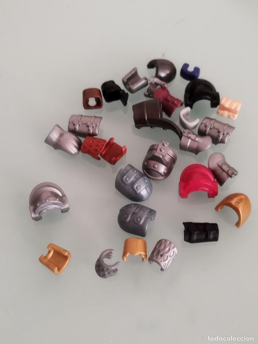 Playmobil: Figura Playmobil. Lote de guantes, proteccion mu&ntilde;eca armadura, enganche cinturon, hombreras.