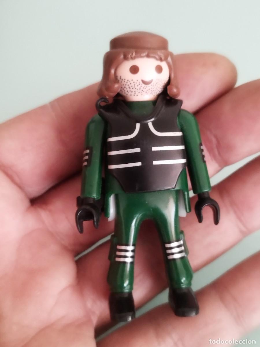 Playmobil: Figura Playmobil. Agente de polic&iacute;a de las fuerzas armadas.