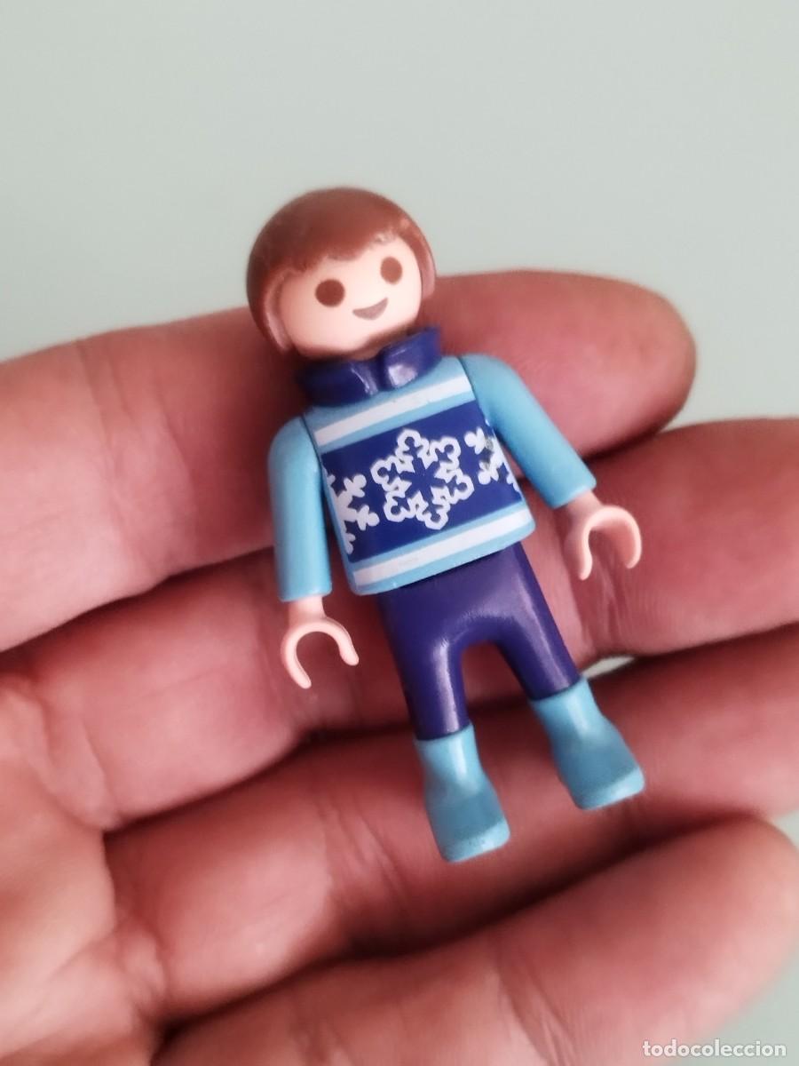 Playmobil: Figura Playmobil. Ni&ntilde;o vestido con ropa de invierno. Nieve.