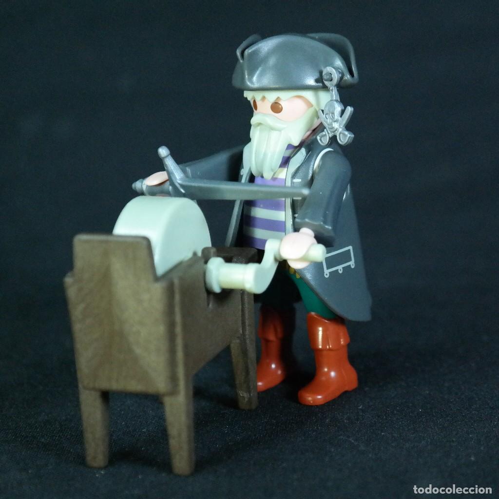 Playmobil: Playmobil pirata afilando su espada☼