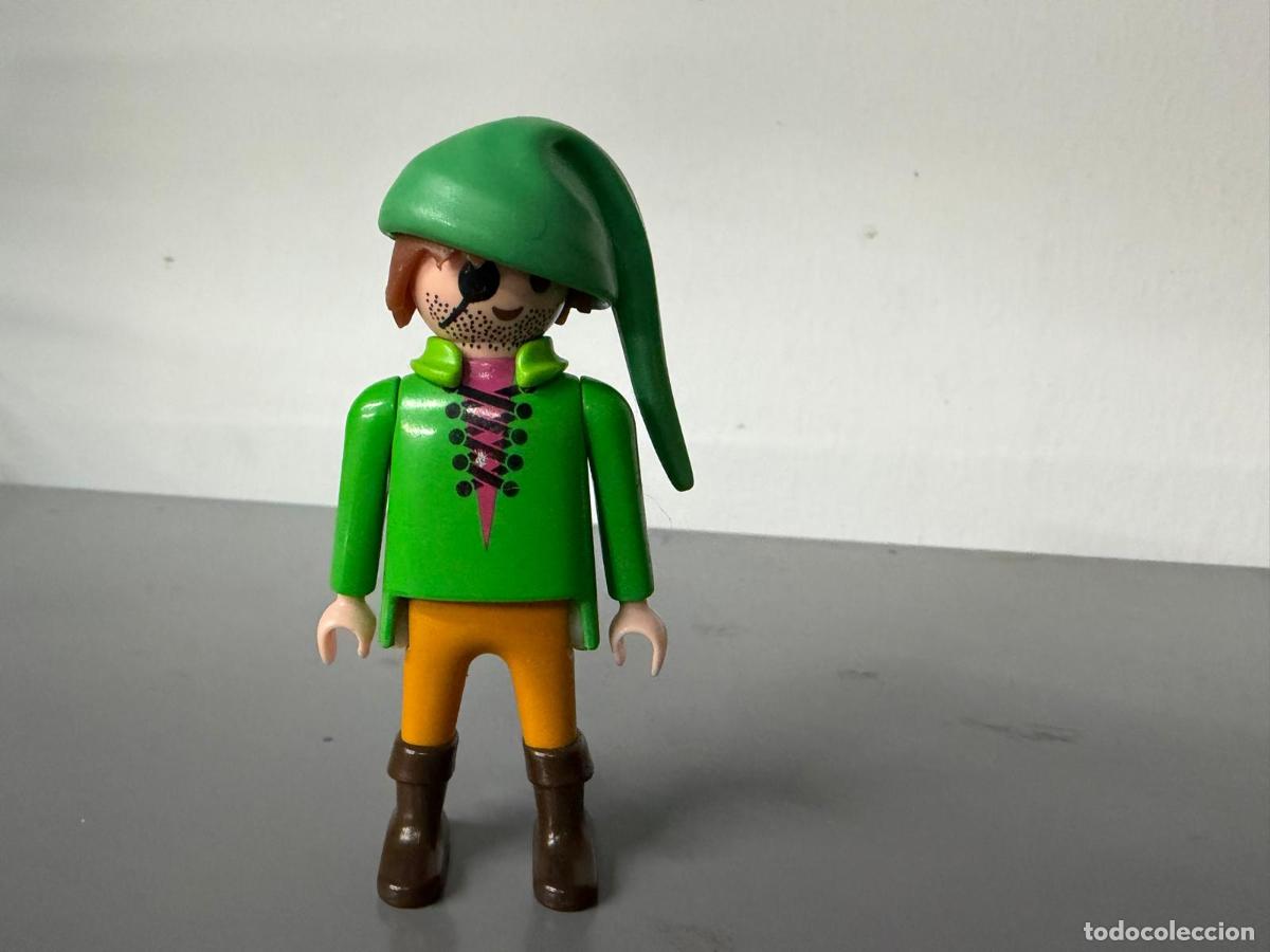 Playmobil: PLAYMOBIL figura hombre ciudad medieval con gorro verde trovador bota marron -mix27