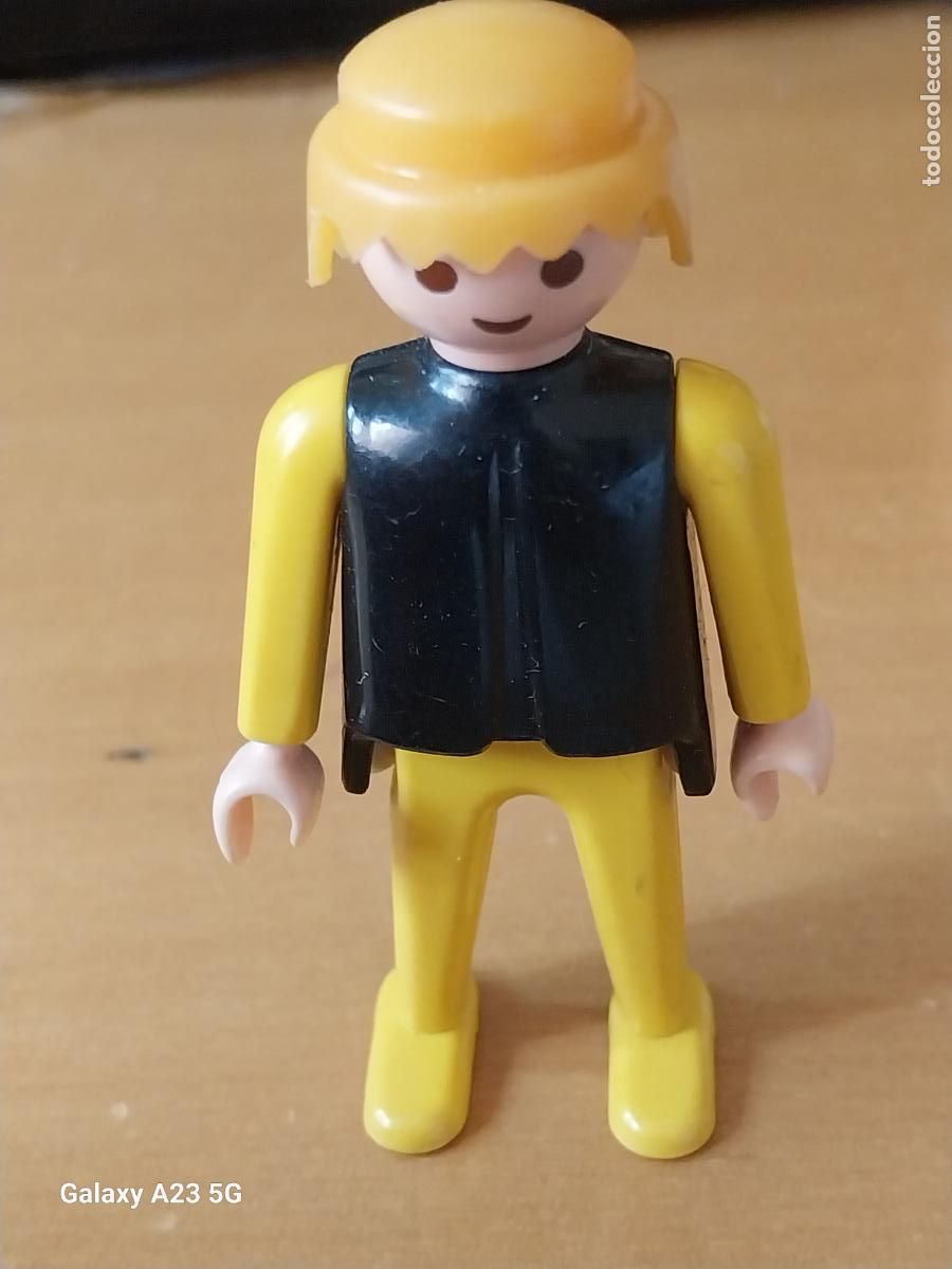 Playmobil: PLAYMOBIL GEOBRA 1974 AMARILLO MANOS MOVILES PECHO NEGRO ORIGINAL
