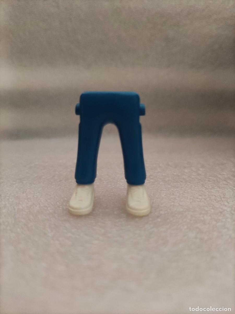 Playmobil: Piernas hombre Pantal&oacute;n azul calzado blanco Playmobil