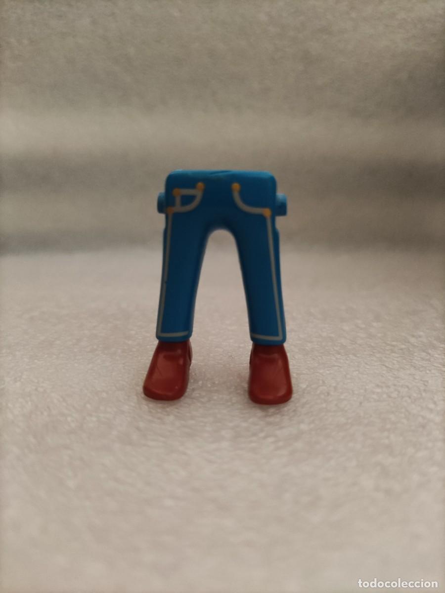 Playmobil: Piernas hombre Pantal&oacute;n azul con l&iacute;neas calzado marr&oacute;n Playmobil