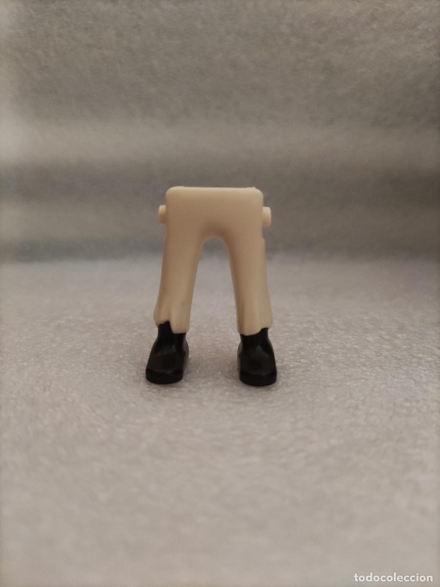 Playmobil: Piernas hombre Pantal&oacute;n blanco calzado marr&oacute;n oscuro Playmobil