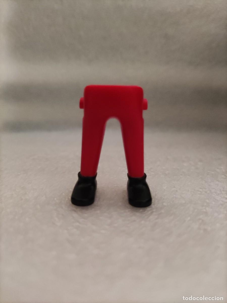 Playmobil: Piernas hombre Pantal&oacute;n rojo calzado negro Playmobil