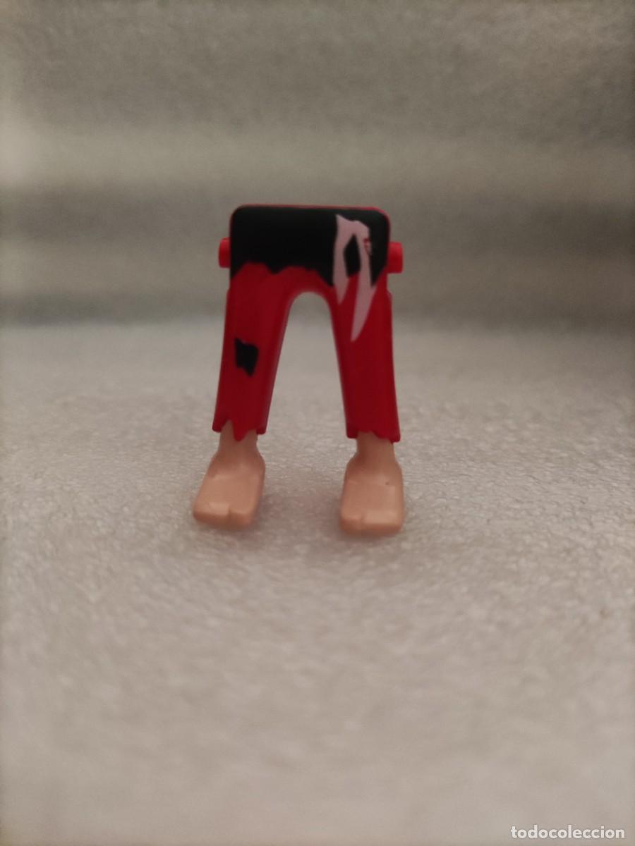 Playmobil: Piernas hombre Pantal&oacute;n rojo y negro descalzo Playmobil