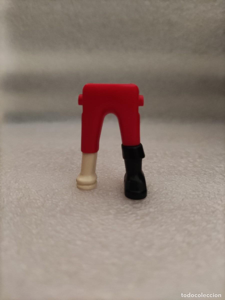 Playmobil: Piernas hombre Pantal&oacute;n rojo calzado negro pata palo blanco Playmobil