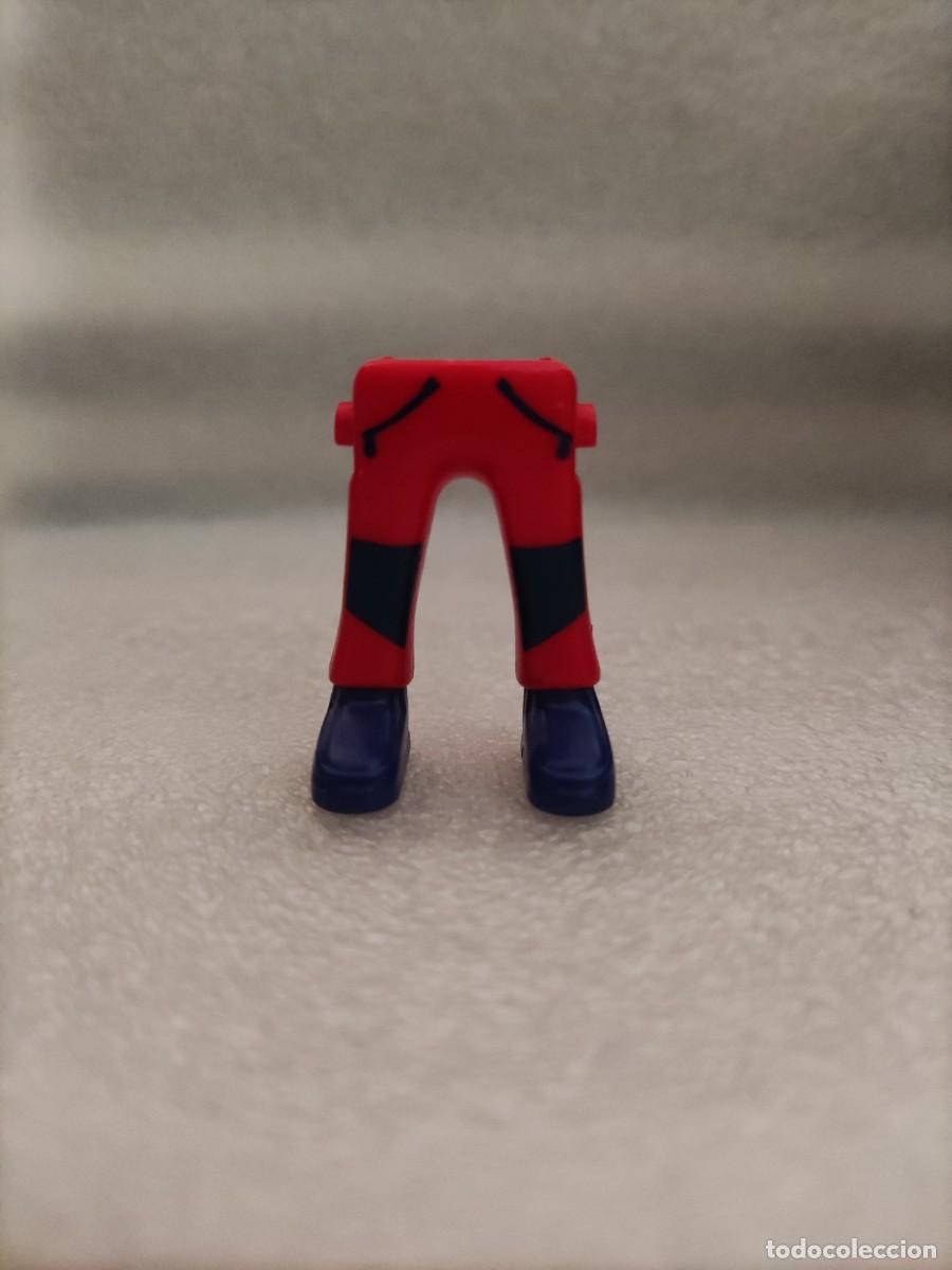 Playmobil: Piernas hombre Pantal&oacute;n rojo y negro calzado azul oscuro Playmobil