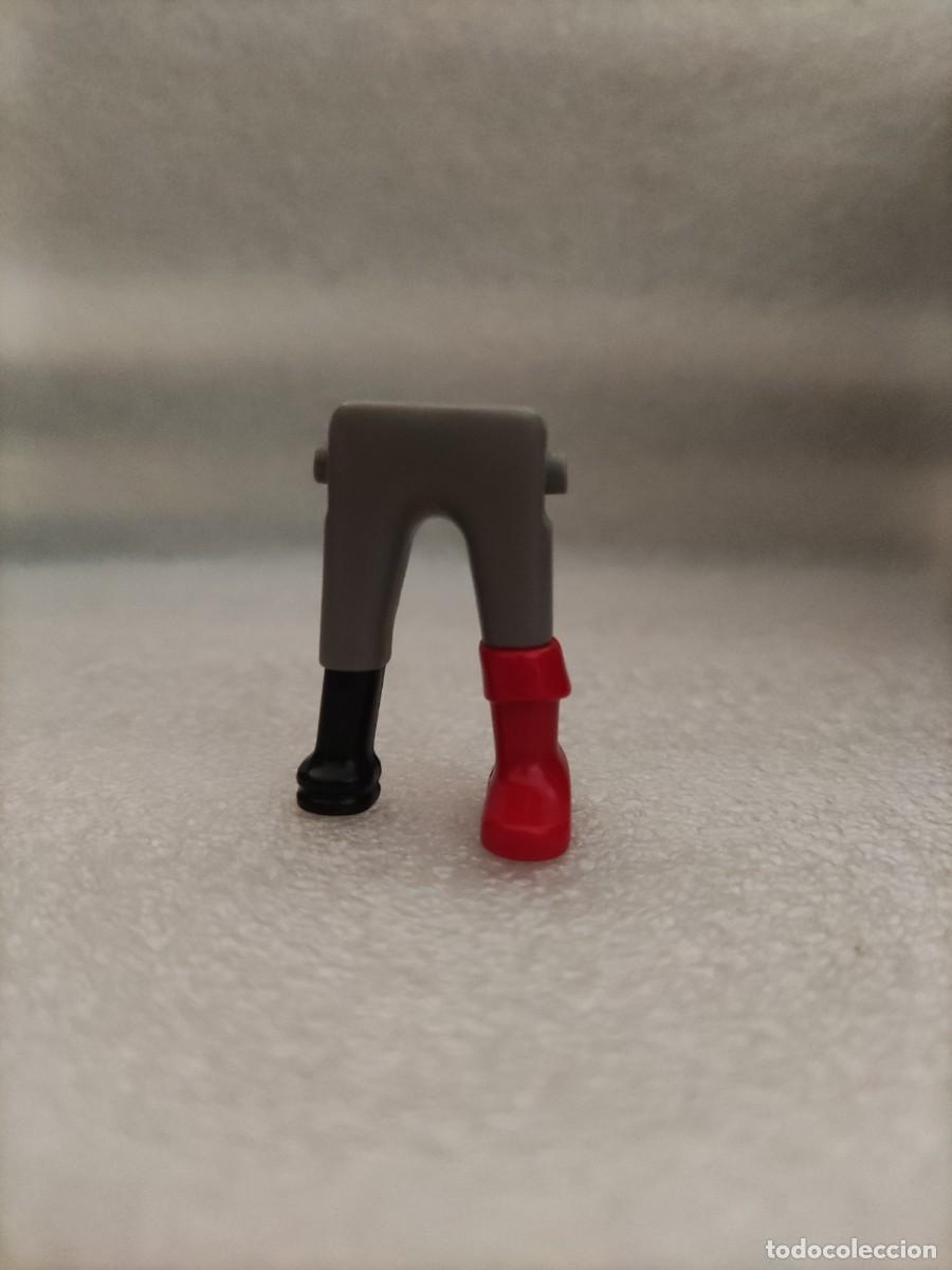 Playmobil: Piernas hombre Pantal&oacute;n gris calzado rojo pata palo negra Playmobil