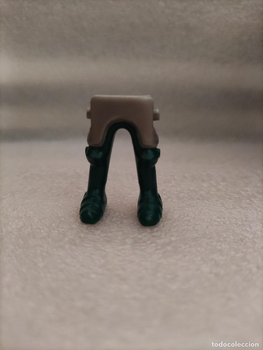 Playmobil: Piernas hombre Pantal&oacute;n gris calzado verde oscuro Playmobil