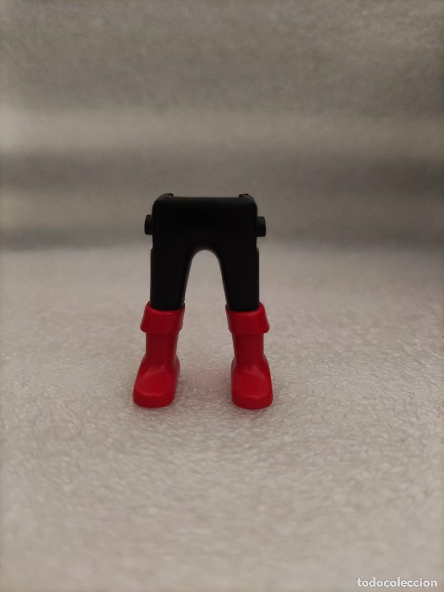Playmobil: Piernas hombre Pantal&oacute;n negro calzado rojo Playmobil